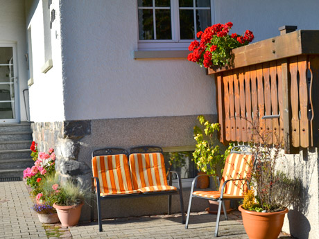 Sitzgruppe am Hauseingang